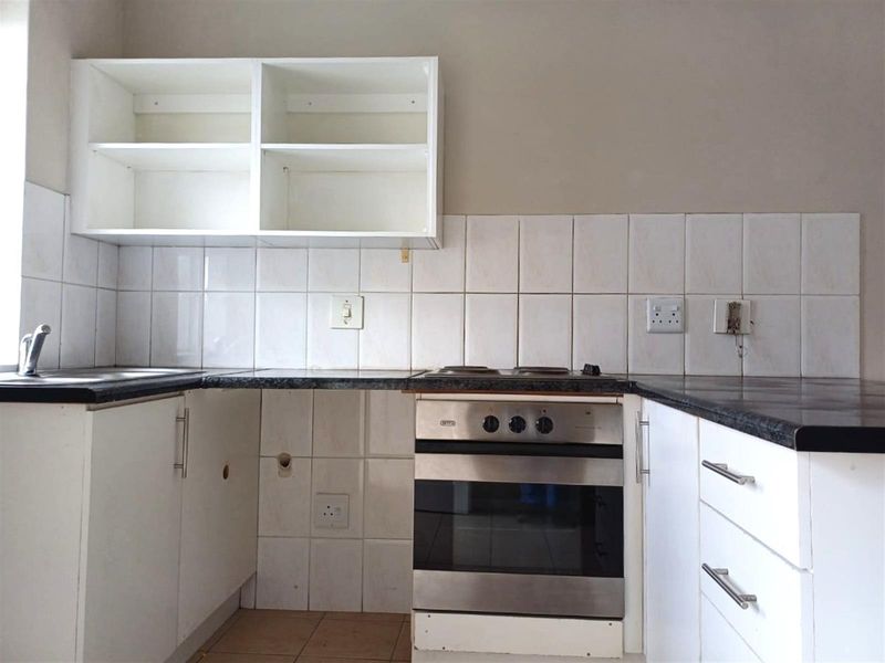 Neat 2 Bedroom Apartment in Parklands - Photo 2