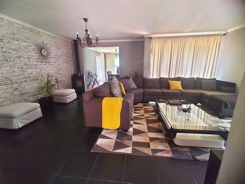 Charming Family Home with Cottage for Sale in Wilgehuwel - Photo 9