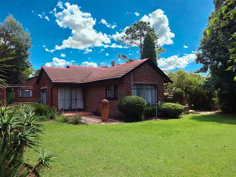 Charming Family Home with Cottage for Sale in Wilgehuwel - Photo 2