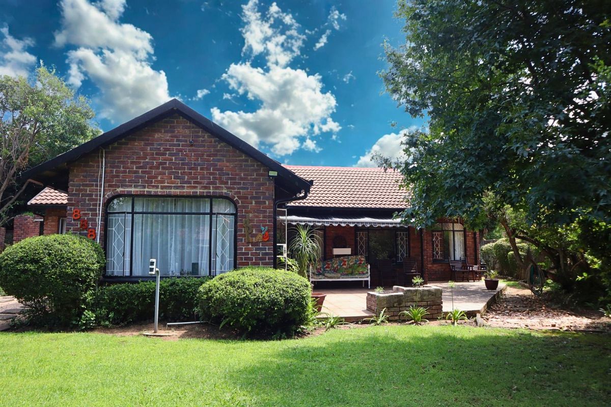 Charming Family Home with Cottage for Sale in Wilgehuwel - Photo 3