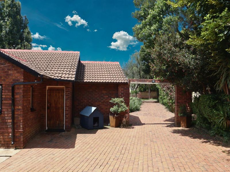 Charming Family Home with Cottage for Sale in Wilgehuwel - Photo 4