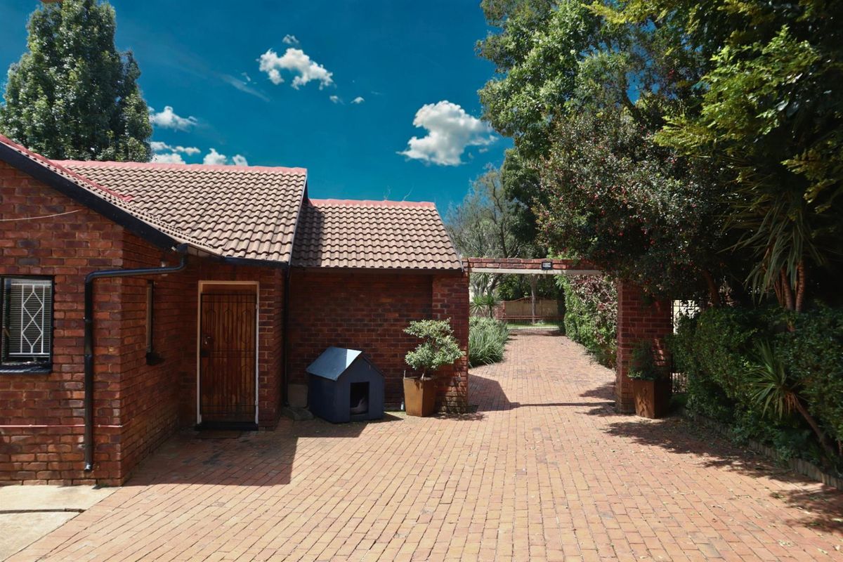 Charming Family Home with Cottage for Sale in Wilgehuwel - Photo 4