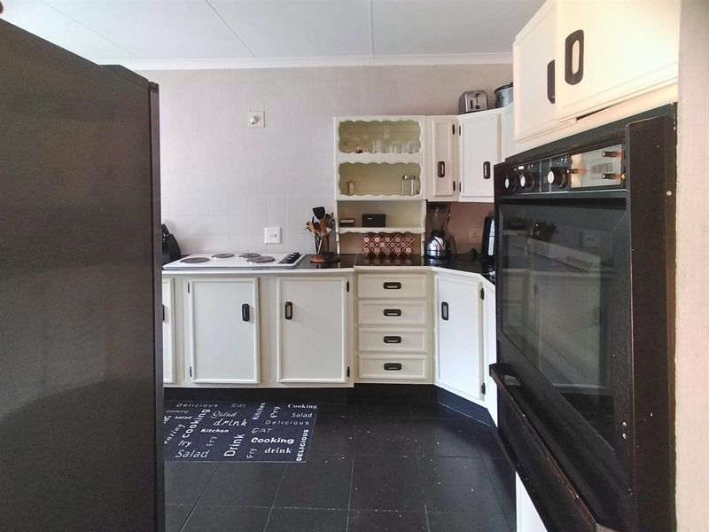 Charming Family Home with Cottage for Sale in Wilgehuwel - Photo 8