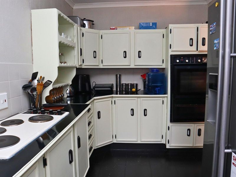 Charming Family Home with Cottage for Sale in Wilgehuwel - Photo 6