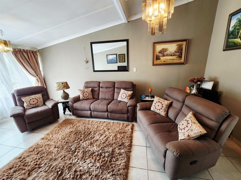 Spacious 4-Bedroom Family Home with Borehole for Sale in Valhalla, Centurion - Photo 3