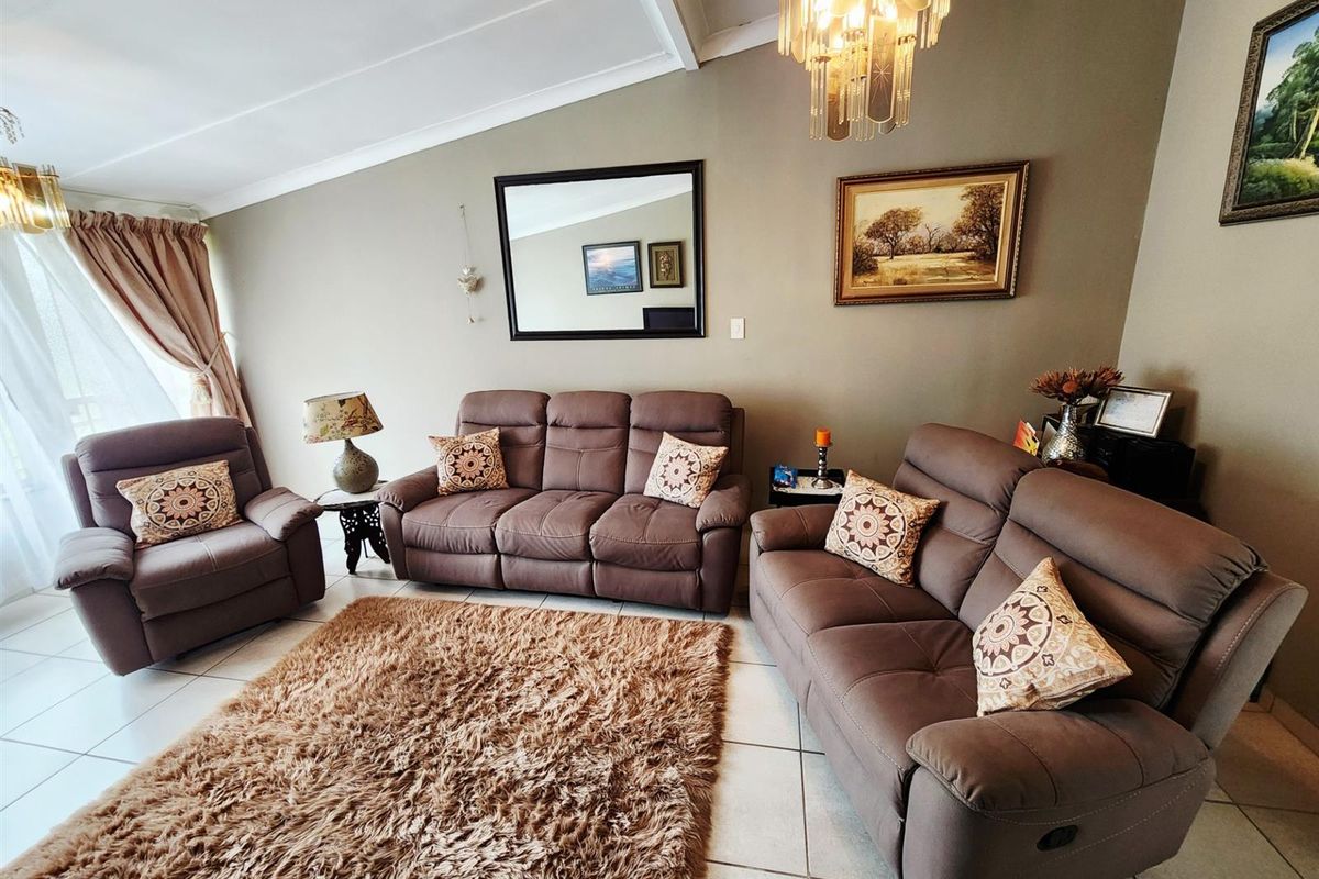 Spacious 4-Bedroom Family Home with Borehole for Sale in Valhalla, Centurion - Photo 3