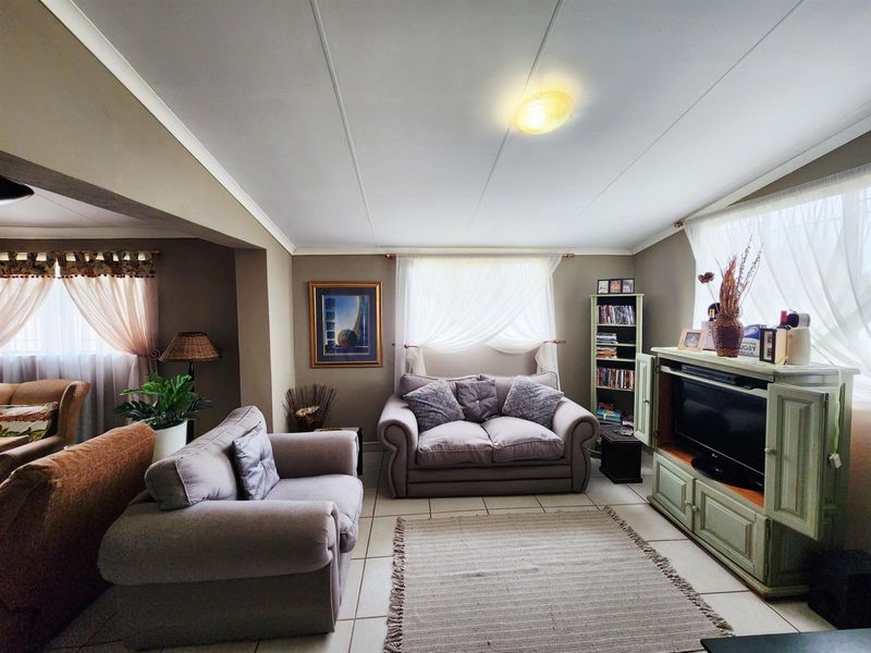 Spacious 4-Bedroom Family Home with Borehole for Sale in Valhalla, Centurion - Photo 4