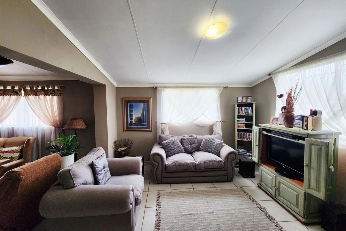 Spacious 4-Bedroom Family Home with Borehole for Sale in Valhalla, Centurion - Photo 4