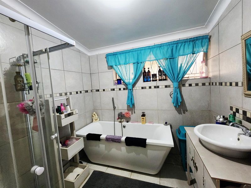 Spacious 4-Bedroom Family Home with Borehole for Sale in Valhalla, Centurion - Photo 8