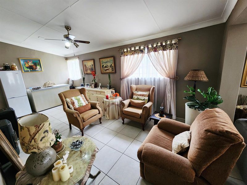 Spacious 4-Bedroom Family Home with Borehole for Sale in Valhalla, Centurion - Photo 5