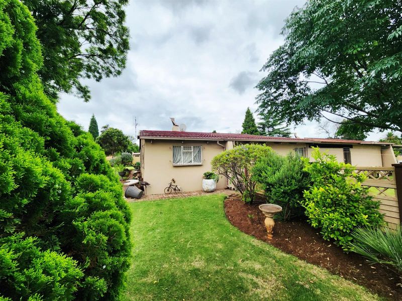 Spacious 4-Bedroom Family Home with Borehole for Sale in Valhalla, Centurion - Photo 2