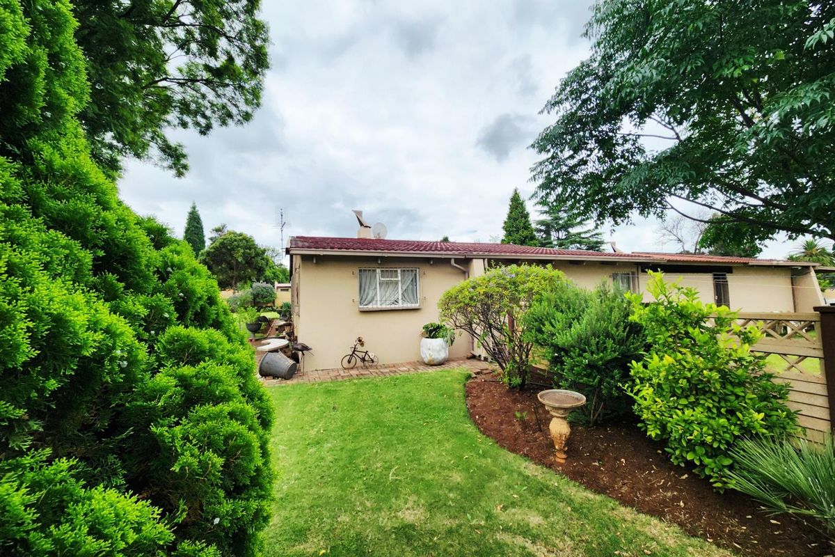 Spacious 4-Bedroom Family Home with Borehole for Sale in Valhalla, Centurion - Photo 2