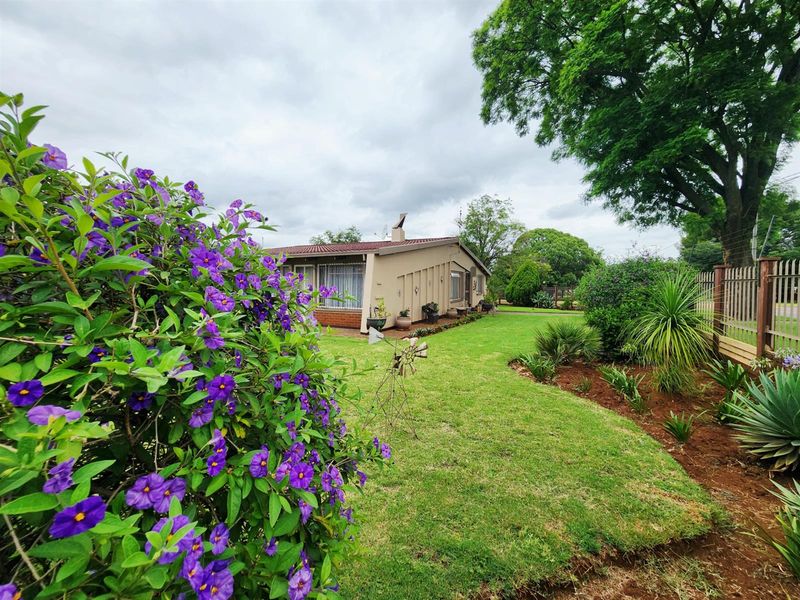Spacious 4-Bedroom Family Home with Borehole for Sale in Valhalla, Centurion - Photo 1