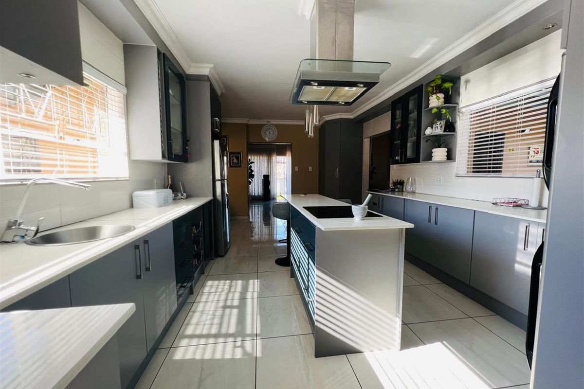 House For Sale in Vanderbijlpark SE 7, Vanderbijlpark SE, Vanderbijlpark - Photo 2