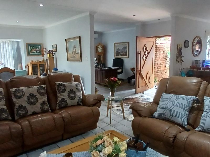 Beautiful 3 Bedroom House with Flatlet for Sale in Florauna, Pretoria - Photo 9