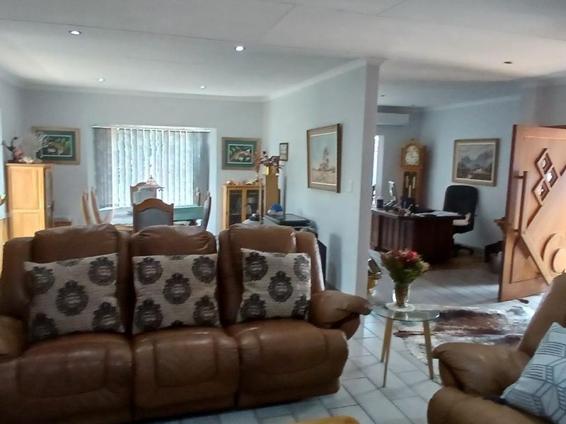 Beautiful 3 Bedroom House with Flatlet for Sale in Florauna, Pretoria - Photo 8