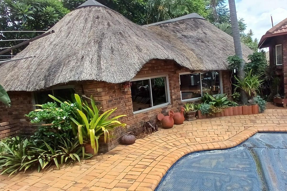 Beautiful 3 Bedroom House with Flatlet for Sale in Florauna, Pretoria - Photo 2