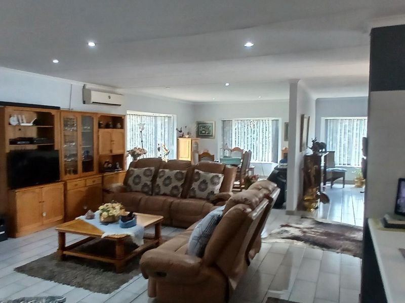 Beautiful 3 Bedroom House with Flatlet for Sale in Florauna, Pretoria - Photo 6