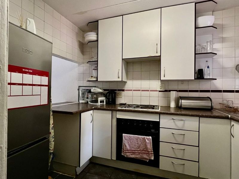 2 bedroom 1 bathroom -Graceland one - Photo 4