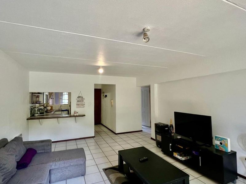 2 bedroom 1 bathroom -Graceland one - Photo 2