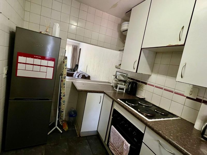 2 bedroom 1 bathroom -Graceland one - Photo 5