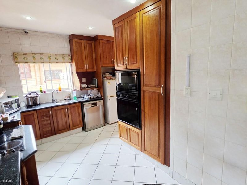 Magnificent 4 bedroom, 4 bathroom home For Sale in the heart of Ramsgate - Photo 10
