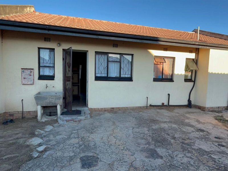 3 Bedroom house for sale in Zamdela Taylorpark Sasolburg - Photo 2