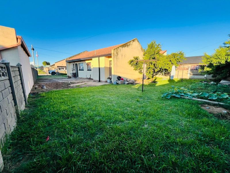 3 Bedroom house for sale in Zamdela Taylorpark Sasolburg - Photo 3
