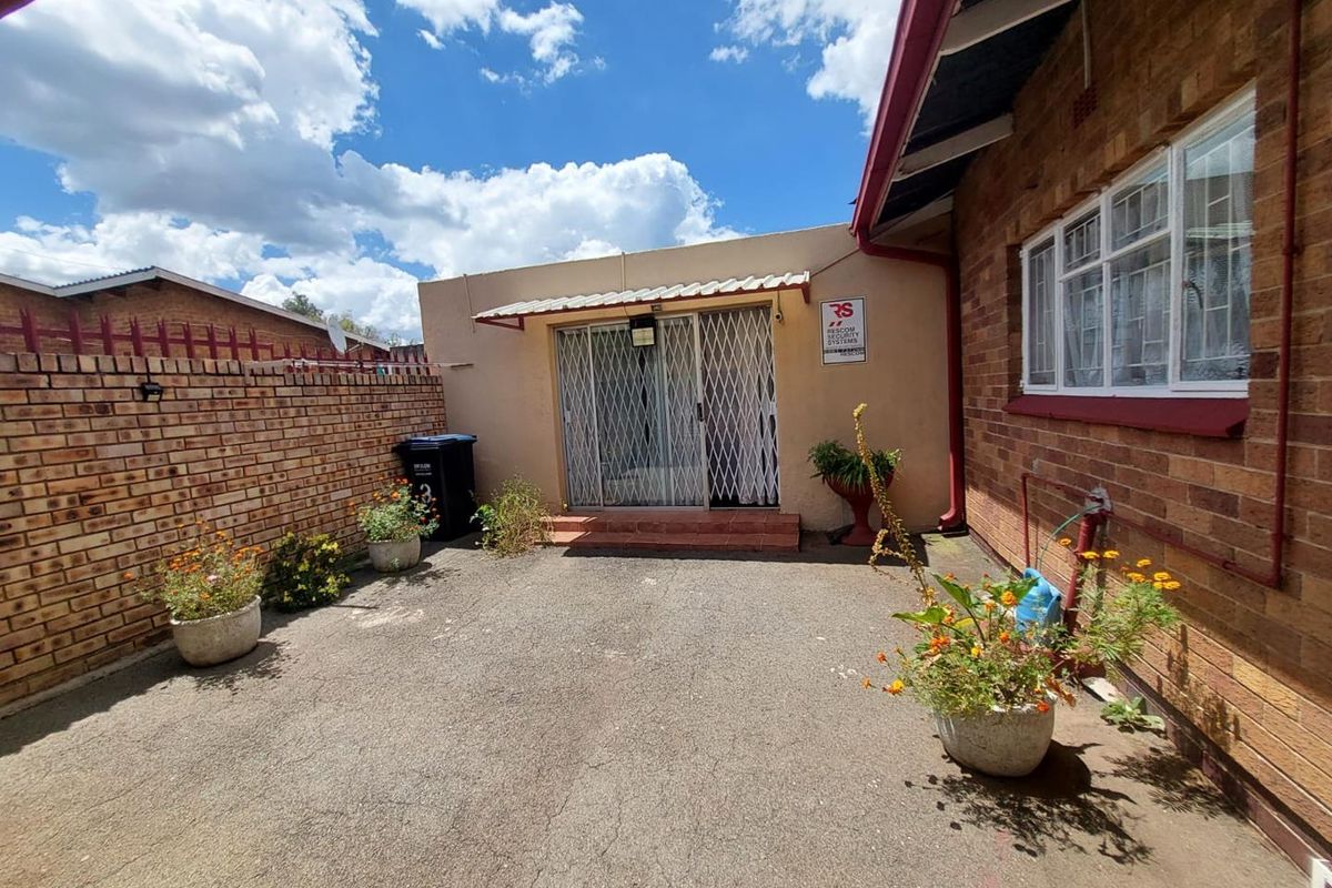 4-Bedroom House For Sale in Vanderbijlpark SE, Vanderbijlpark - Photo 2