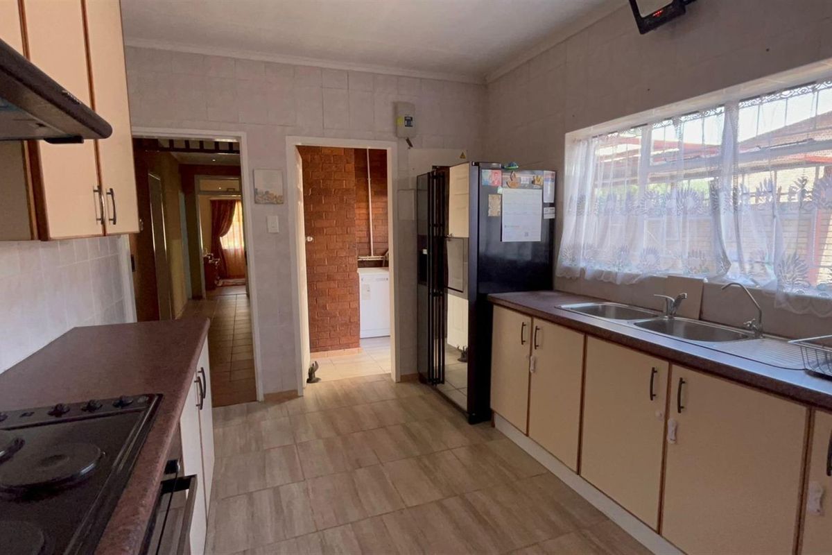 4-Bedroom House For Sale in Vanderbijlpark SE, Vanderbijlpark - Photo 5