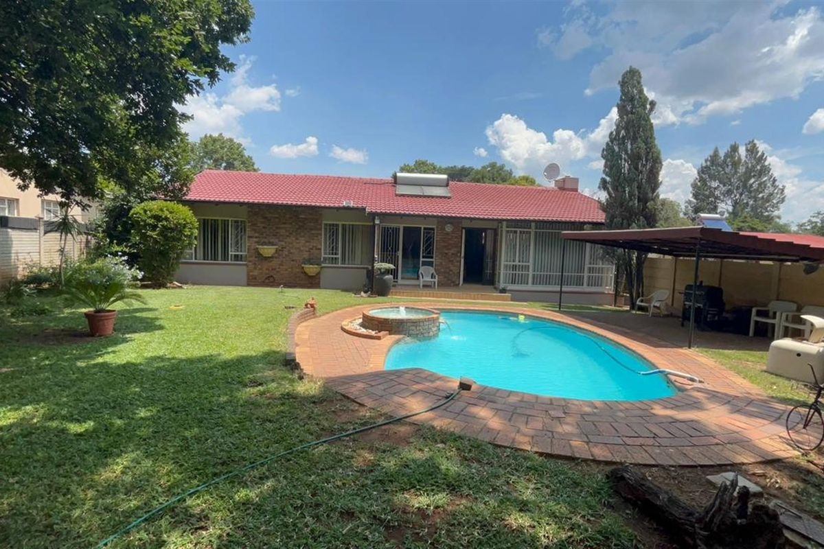 Charming 3-Bedroom House For Sale in Sasolburg Central, Sasolburg - Photo 2