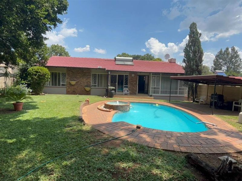 Charming 3-Bedroom House For Sale in Sasolburg Central, Sasolburg - Photo 2