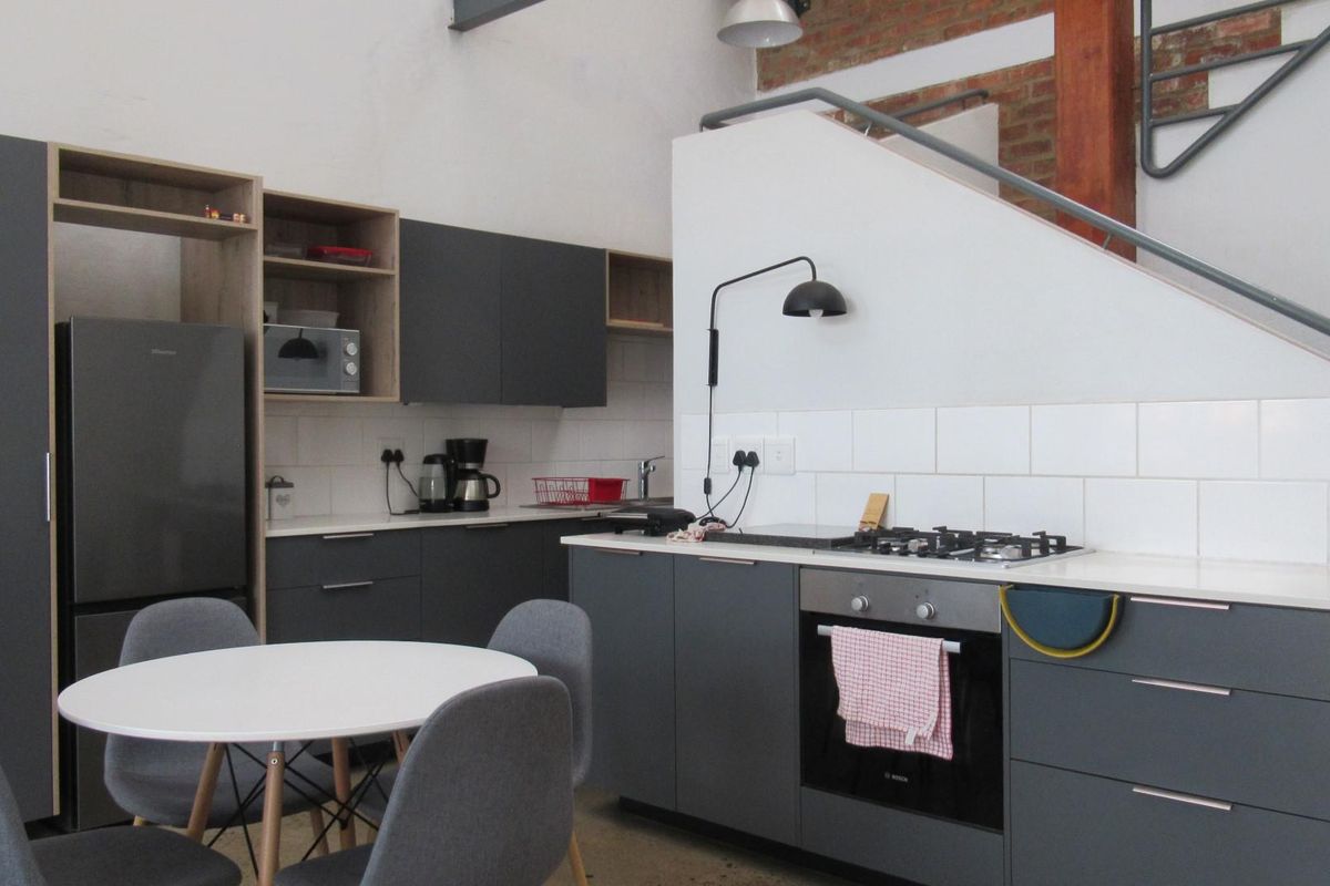 Stylish Two-Bedroom Apartment in Braamfontein, Johannesburg - Photo 4