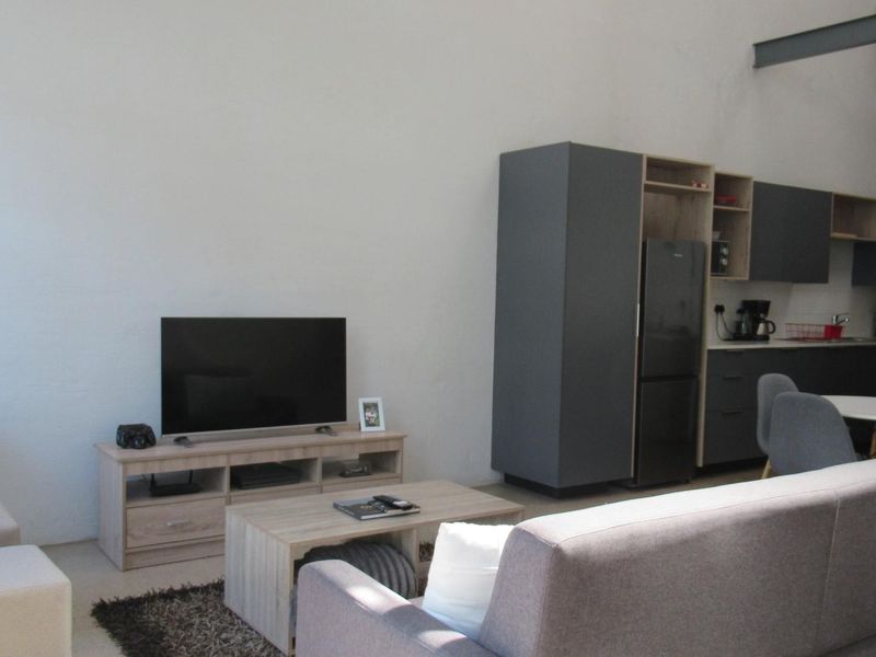 Stylish Two-Bedroom Apartment in Braamfontein, Johannesburg - Photo 3