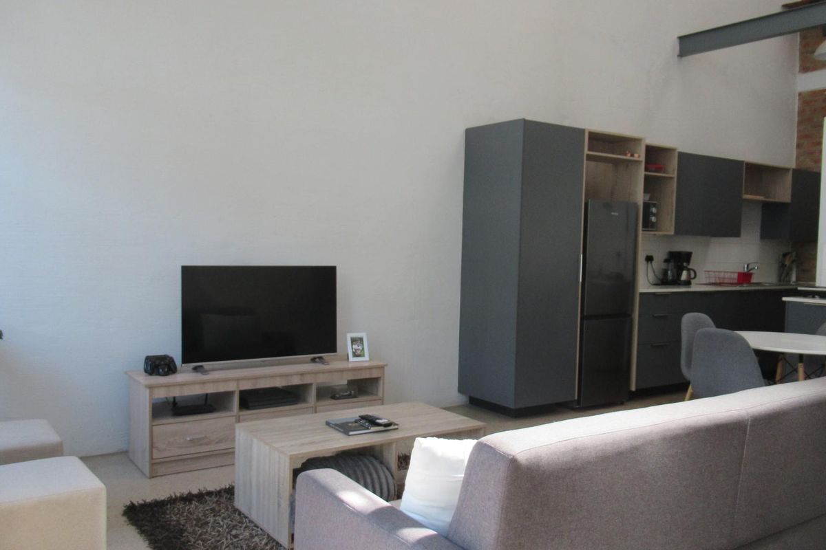 Stylish Two-Bedroom Apartment in Braamfontein, Johannesburg - Photo 3
