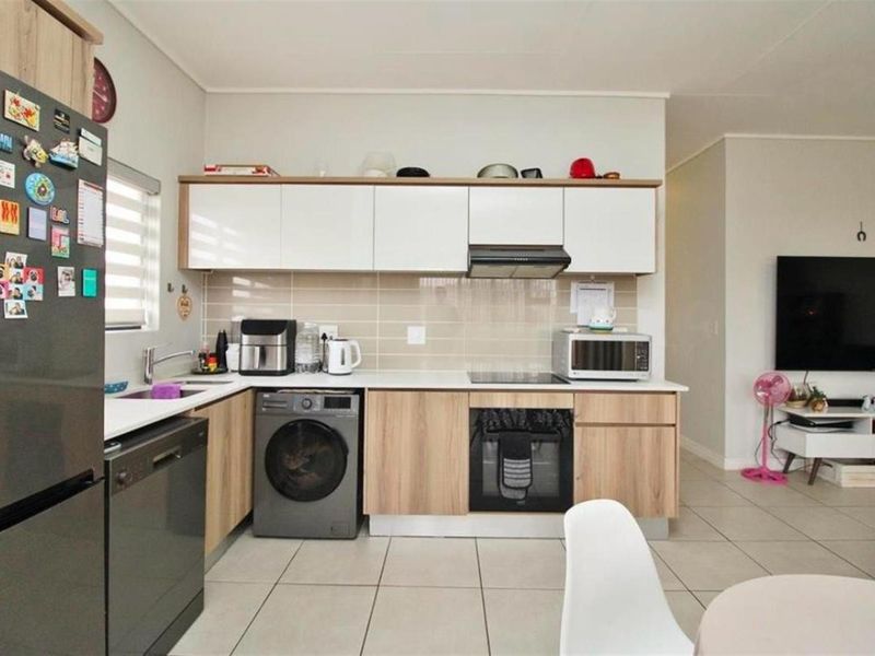 INVESTORS: Modern 2 Bedroom PENTHOUSE For Sale in Linbro Park, Sandton - Photo 8