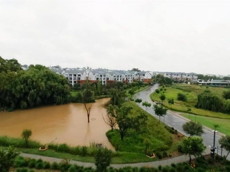 INVESTORS: Modern 2 Bedroom PENTHOUSE For Sale in Linbro Park, Sandton - Photo 3