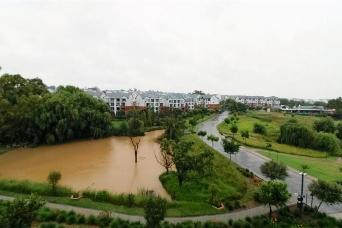 EXCEPTIONAL 2 Bedroom PENTHOUSE with scenic views in Linbro Park, Sandton - Photo 3