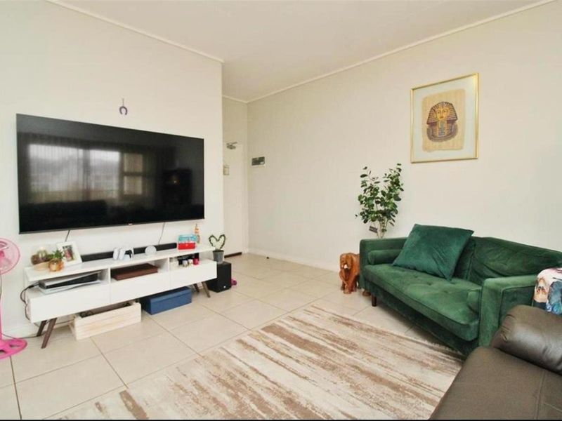 INVESTORS: Modern 2 Bedroom PENTHOUSE For Sale in Linbro Park, Sandton - Photo 5