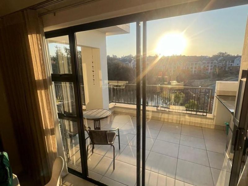 INVESTORS: Modern 2 Bedroom PENTHOUSE For Sale in Linbro Park, Sandton - Photo 4