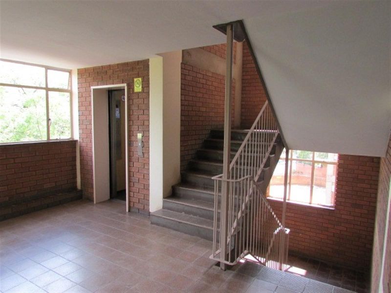 Spacious 2 Bedroom Apartment - Photo 3