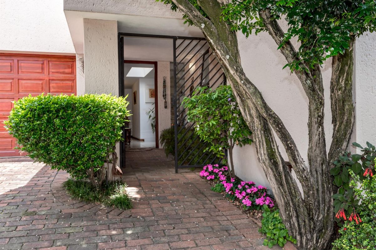 Gorgeous Cluster-Style Home In Popular Secure  Enclosure - Photo 3