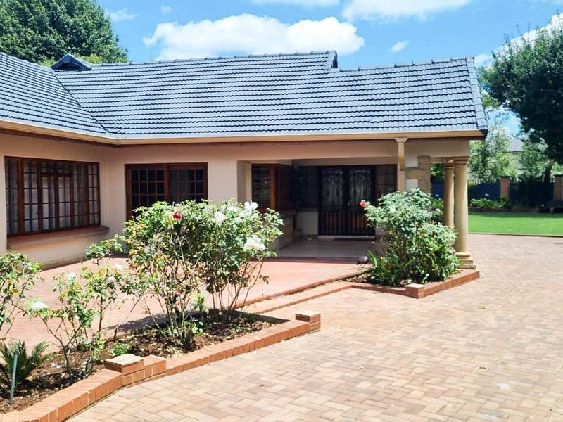 Exceptional Luxury Entertainers Home with Expansive Grounds - Ultimate Versatility - Photo 3