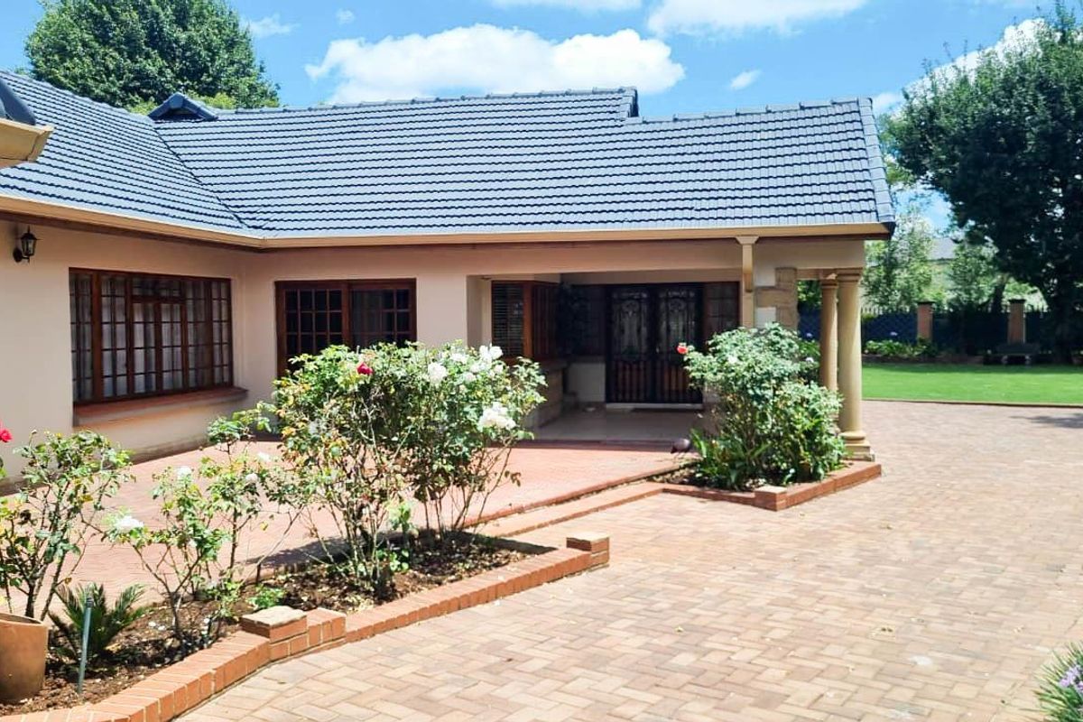 Exceptional Luxury Entertainers Home with Expansive Grounds - Ultimate Versatility - Photo 3