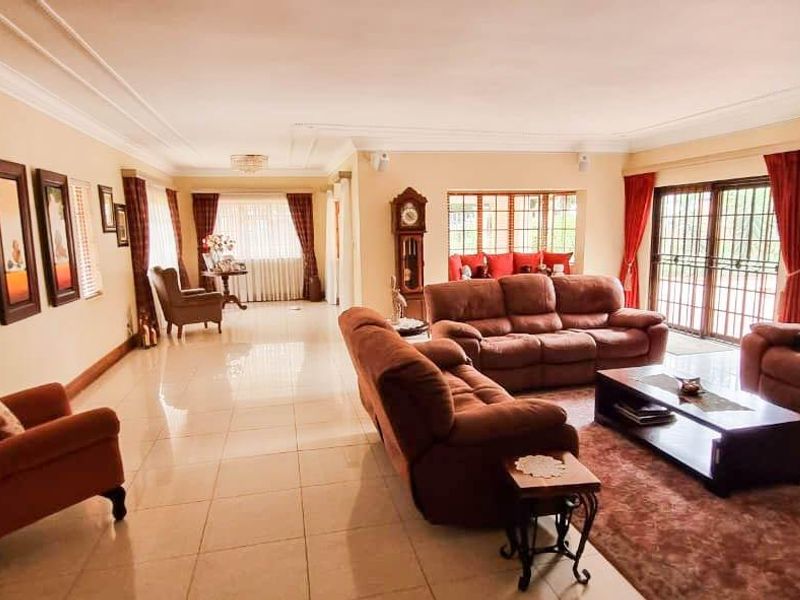 Exceptional Luxury Entertainers Home with Expansive Grounds - Ultimate Versatility - Photo 9