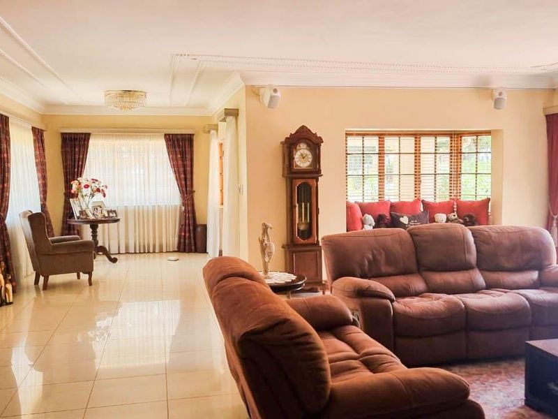 Exceptional Luxury Entertainers Home with Expansive Grounds - Ultimate Versatility - Photo 8