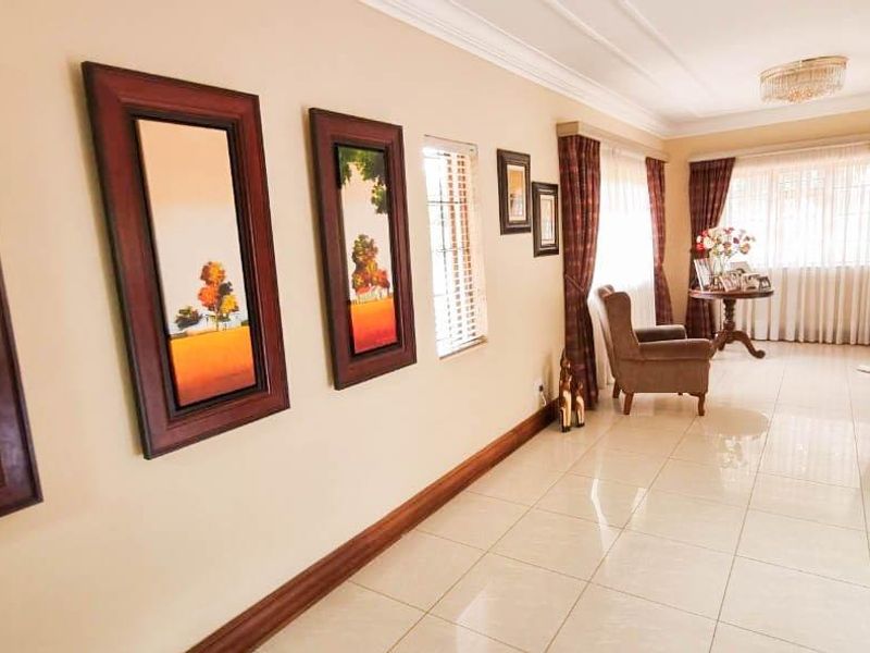 Exceptional Luxury Entertainers Home with Expansive Grounds - Ultimate Versatility - Photo 7