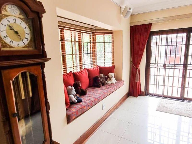 Exceptional Luxury Entertainers Home with Expansive Grounds - Ultimate Versatility - Photo 6