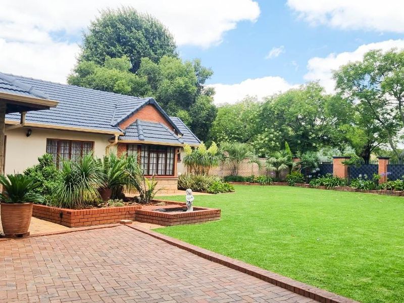 Exceptional Luxury Entertainers Home with Expansive Grounds - Ultimate Versatility - Photo 4