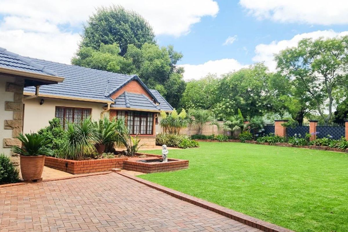 Exceptional Luxury Entertainers Home with Expansive Grounds - Ultimate Versatility - Photo 4